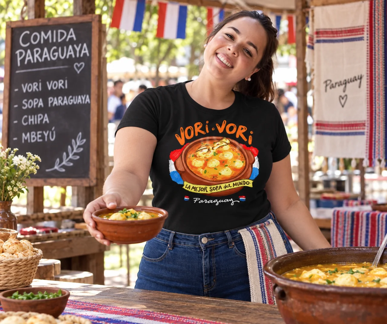 Mujer sirviendo un plato de vorí vorí con la camiseta Vori Vori de Juky