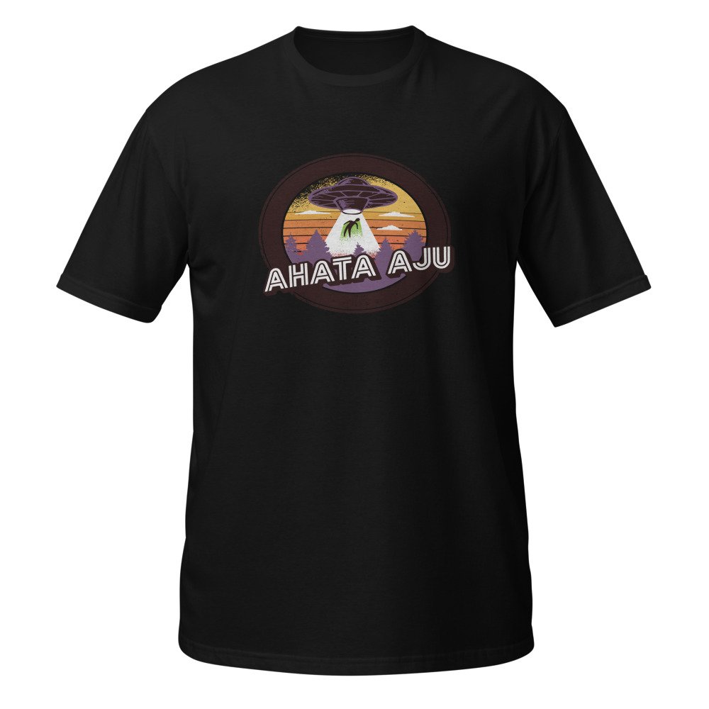 Camiseta negra con un ovni retro abduciendo a una persona y la frase Ahata Aju