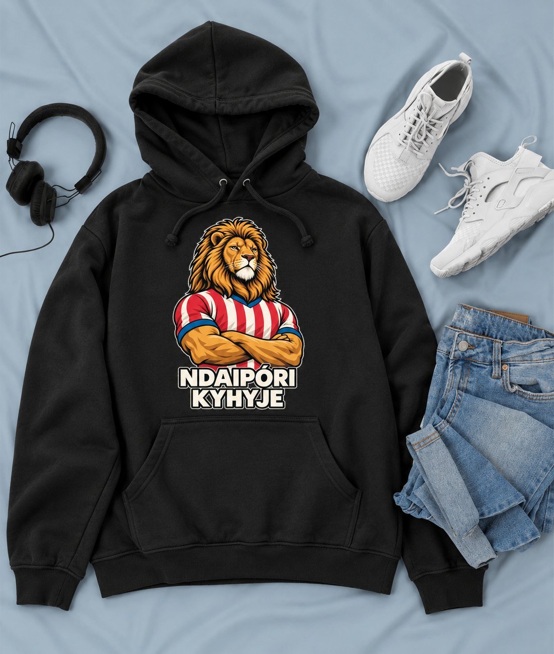 Sudadera con capucha negra con un león con camiseta a rayas rojas y blancas y la frase Ndaipóri kyhyje