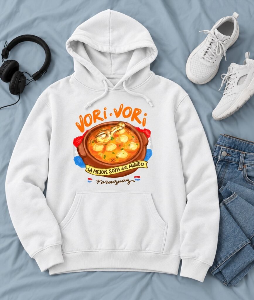 Sudadera con capucha blanca con un plato de vori vori ilustrado y la frase la mejor sopa del mundo