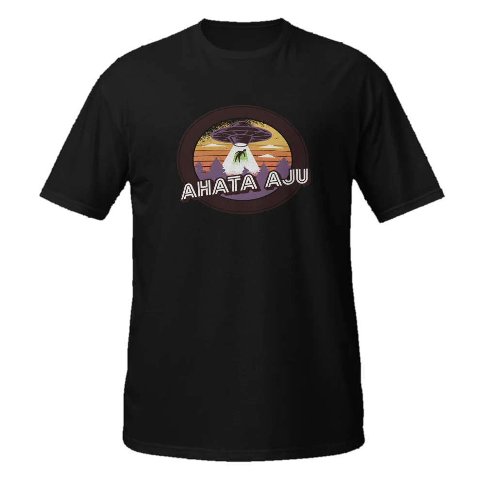Camiseta negra con un ovni retro abduciendo a una persona y la frase Ahata Aju