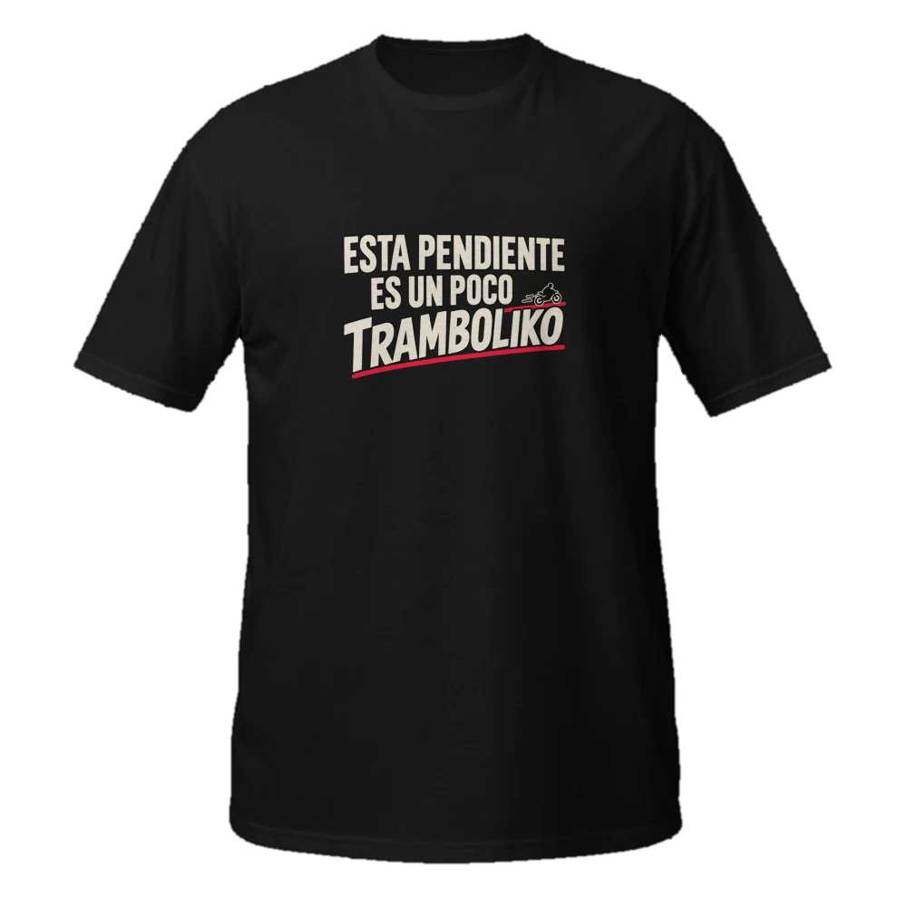 Camiseta negra con la frase Esta pendiente es un poco tramboliko